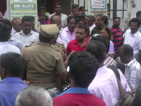 சோகத்தில் வாடிக்கையாளர்கள்