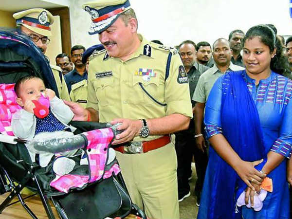காவலர் மனைவி வந்தார்
