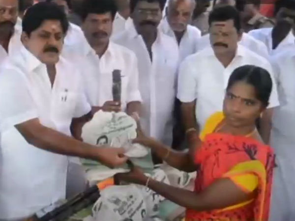 After Chennai HC bans to give the Pongal gift, most of the ration shop stops to issue gift After Chennai HC bans to give the Pongal gift, most of the ration shop stops to issue gift