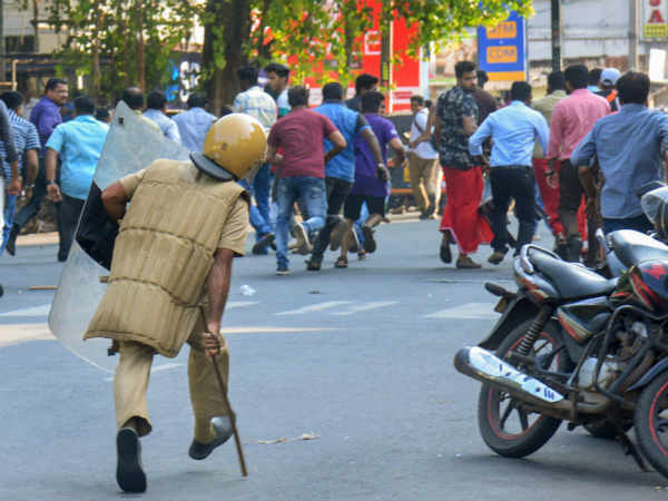 சபரிமலை போராட்டத்தில் கலவரம்.. கல் வீசி தாக்கியதில் ஒருவர் பரிதாப பலி.. போலீஸ் குவிப்பு! 