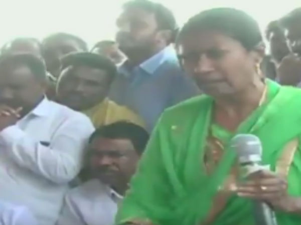 மைக் பிடுங்க சென்றார்