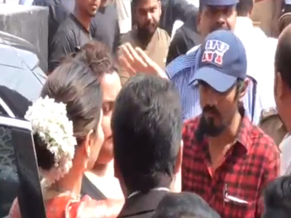 கையசைத்த தமன்னா