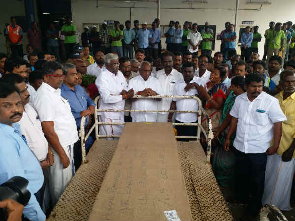 Union Minister Pon Radhakrishnan pays tribute to fishermans body Union Minister Pon Radhakrishnan pays tribute to fishermans body