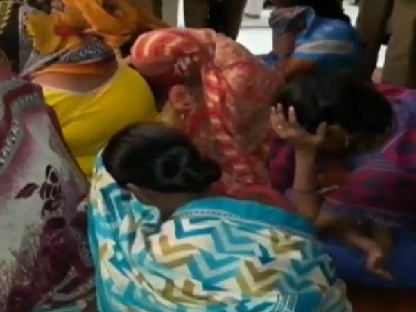 லாட்ஜ்களில் மாணவிகள்