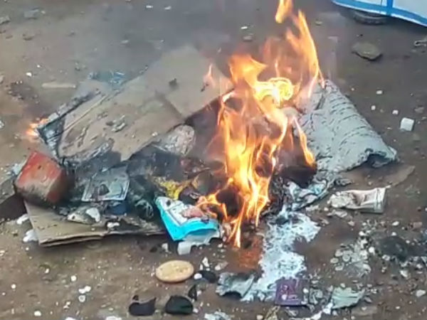 Traders under Vellaiyan protest against Tamilnadu government ban on plastic Traders under Vellaiyan protest against Tamilnadu government ban on plastic
