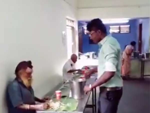 சாம்பார் ஊற்றுகிறார்