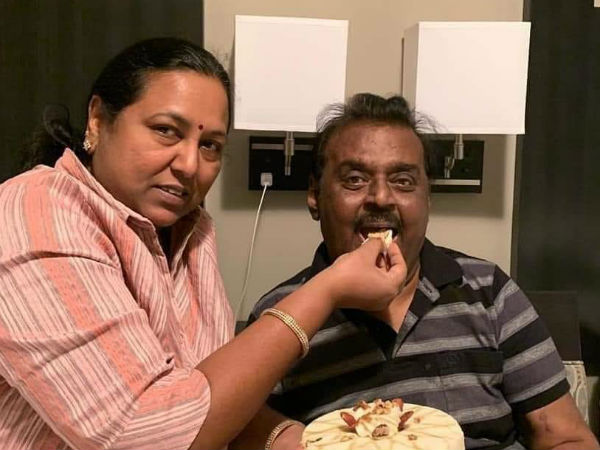 கேக் ஊட்டி விடுகிறார்