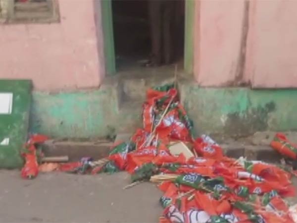 Bjp office in bhabanipur south kolkata has been vandalised Bjp office in bhabanipur south kolkata has been vandalised