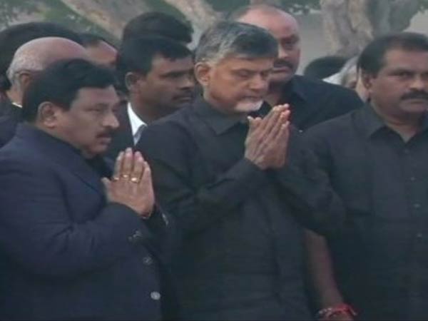 அஞ்சலி செலுத்தி மரியாதை