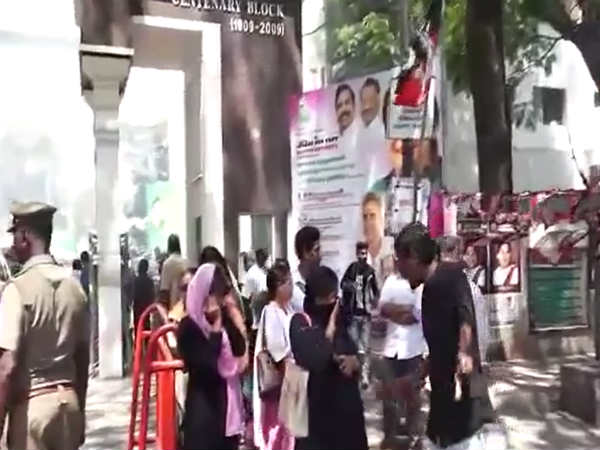 காதை பிளந்தது