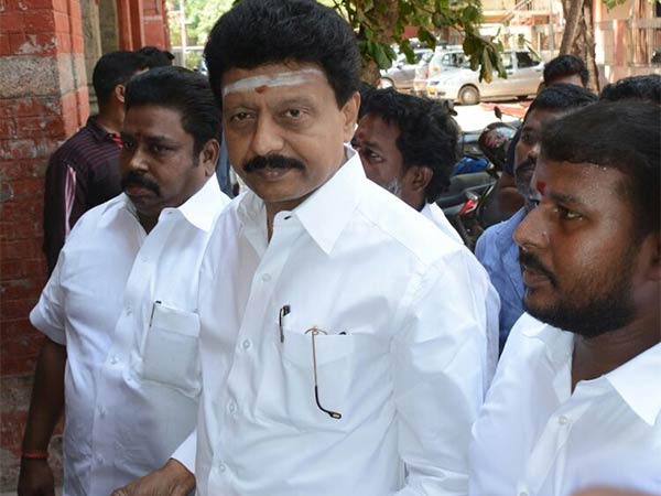 இரட்டை இலை லஞ்சம்