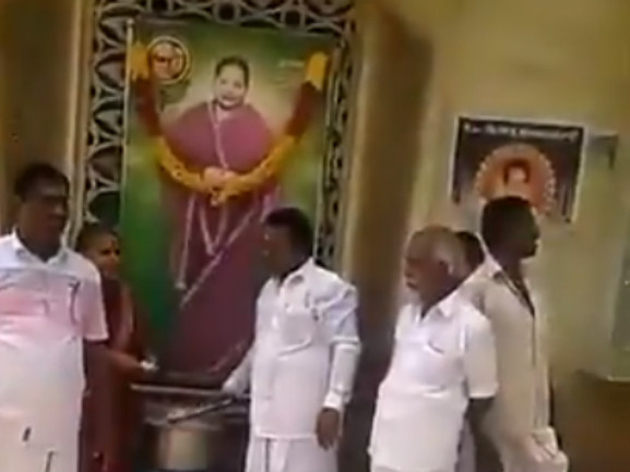 People deny to get snacks from AIADMK cadres People deny to get snacks from AIADMK cadres