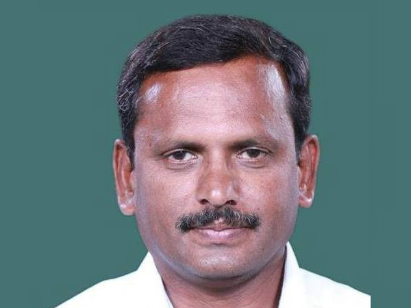 ADMK MP Kamaraj met with an accident near Salem ADMK MP Kamaraj met with an accident near Salem
