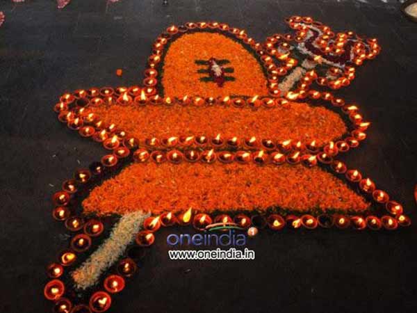 சிவன் நந்திக்கு அபிஷேகம்