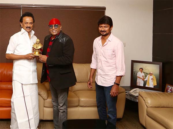 Portrait of karunanithi is being offered by stalin, those who met him in chennai Portrait of karunanithi is being offered by stalin, those who met him in chennai