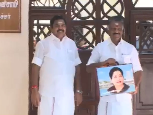 காலில் செருப்பு