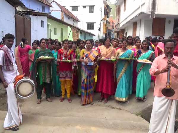 ஆரத்தி எடுத்த ஆசிரியைகள்