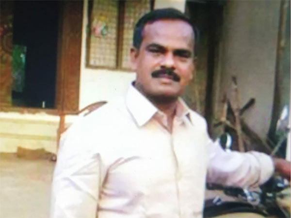 அரிவாளால் வெட்டியது