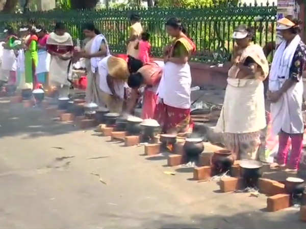 ஆற்றுக்கால் பகவதி அம்மன் கோவில் பொங்கல் விழா... லட்சக்கணக்கான பெண்கள் பொங்கல் வைத்து வழிபாடு 