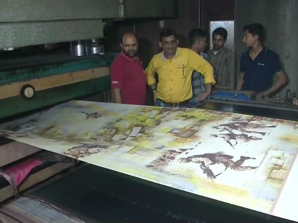 Gujarat: manufactured a batch of sarees as a tribute to CRPF jawans who lost their lives in PulwamaAttack Gujarat: manufactured a batch of sarees as a tribute to CRPF jawans who lost their lives in PulwamaAttack