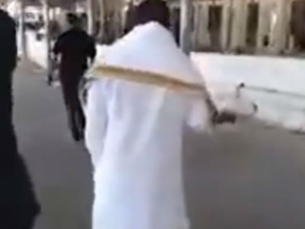 வேட்டி கட்டி சென்றார்
