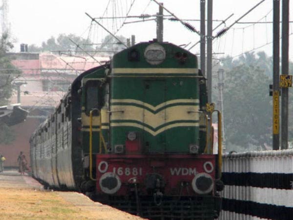 2 ரயில்களில் வந்தனர்