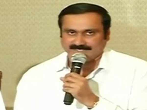 வெளுத்து வாங்கினார்