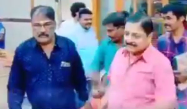 தட்டிவிட்டார்