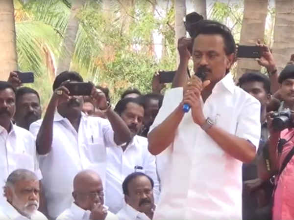 கைதட்டி ஆரவாரம்