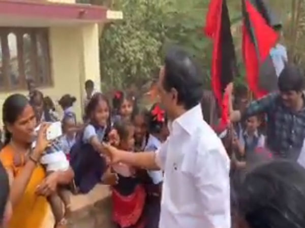 காரிலிருந்து இறங்கினார்