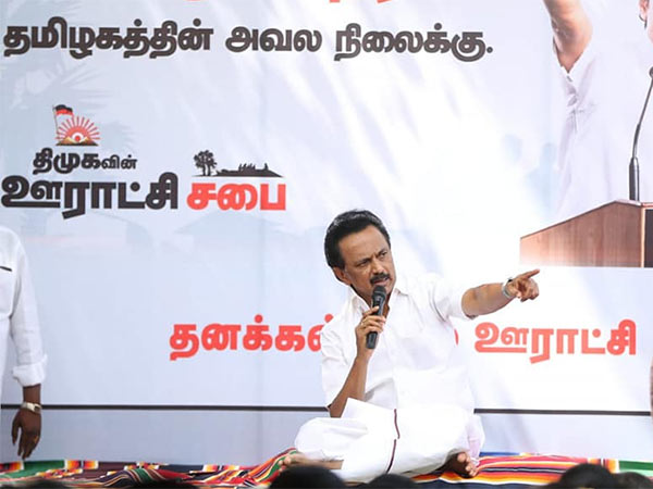 முண்டியடிக்கும் கூட்டம்