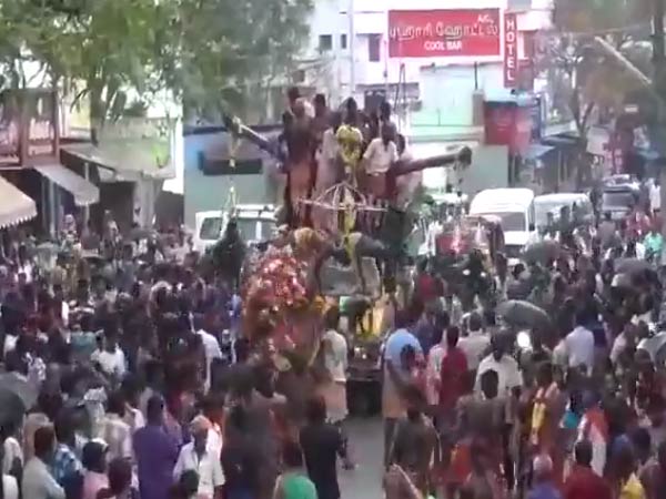 thousands of devotees throng thiruchendur with kaavadi thousands of devotees throng thiruchendur with kaavadi