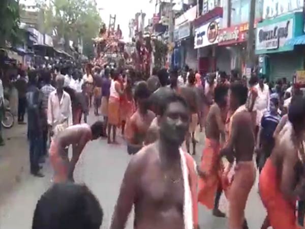 thousands of devotees throng thiruchendur with kaavadi thousands of devotees throng thiruchendur with kaavadi