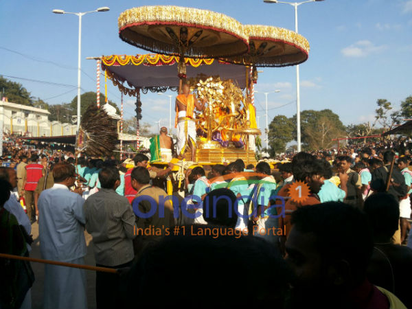 Ratha Saptami holy bath with Eurkkam Leaf Ratha Saptami holy bath with Eurkkam Leaf