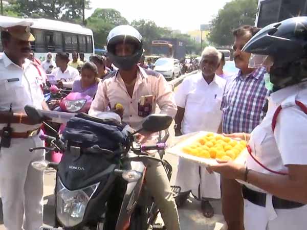 போலீசாரின் கைகளில் இனிப்பு