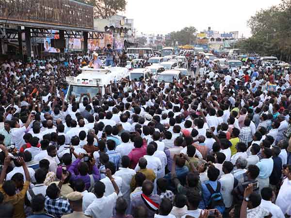 தொண்டர்கள் வரவேற்பு