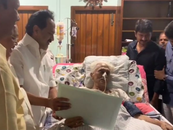 Stalin gets blessings from Karunanidhis memorial Stalin gets blessings from Karunanidhis memorial