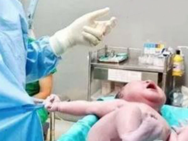 Newborn baby grabs doctors shirt Newborn baby grabs doctors shirt