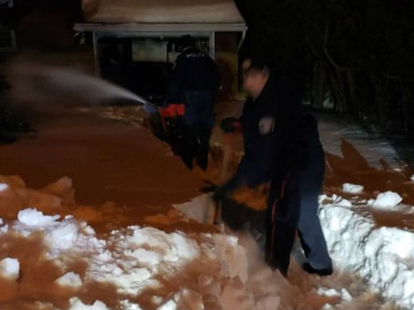 police rescue man trapped at home by snow in canada police rescue man trapped at home by snow in canada