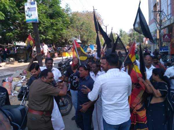 காட்பாடியில் முற்றுகை