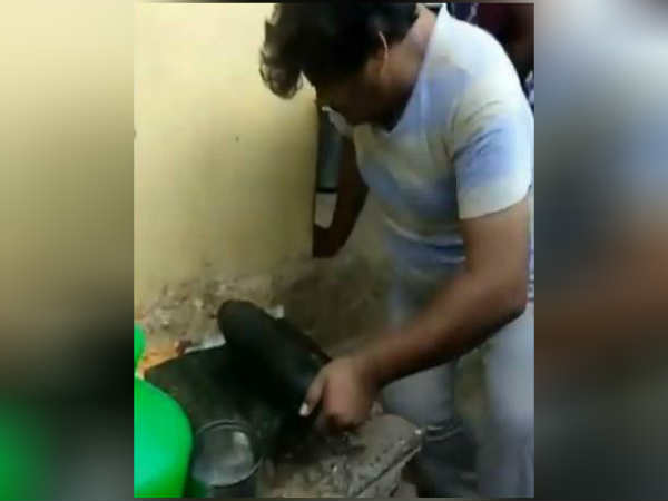 கடையில் உட்கார்ந்தார்