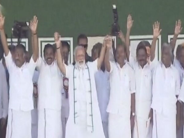 ஒரே மேடையில் அமர்ந்தனர்