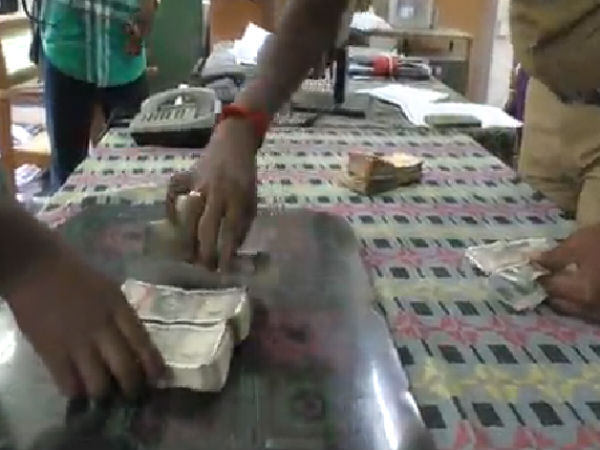 Election officials seizes un accounted money from an auto near tenkasi Election officials seizes un accounted money from an auto near tenkasi