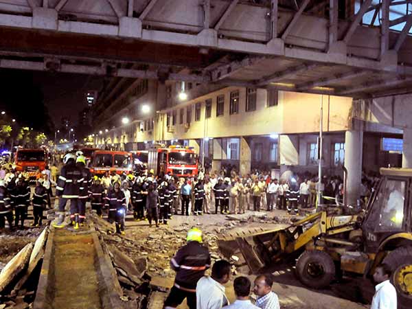 Mumbai bridge collapses: Death toll increases to 6 : 35 people got injured Mumbai bridge collapses: Death toll increases to 6 : 35 people got injured