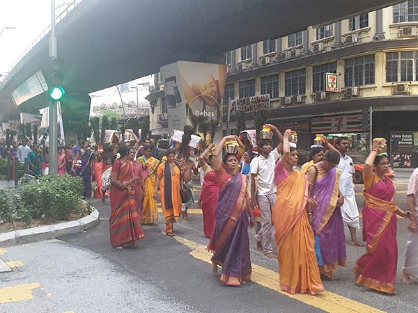 பக்தர்கள் நேர்த்திக் கடன்