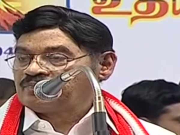 வேடிக்கை பார்க்கும் மக்கள்
