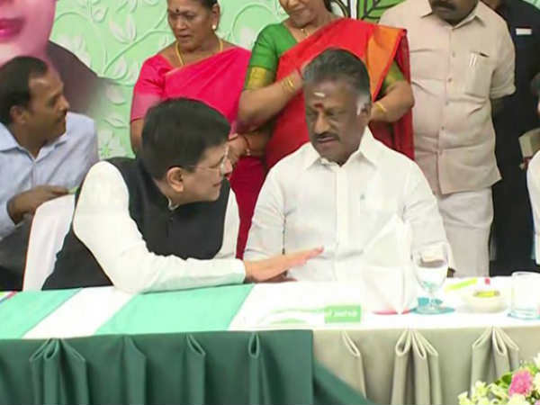 நடுவில் பியூஷ்கோயல்