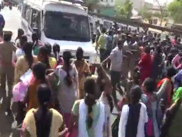 கோஷமிட்ட மாணவிகள்