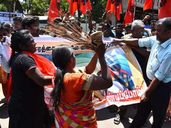 பறை அடித்தனர்