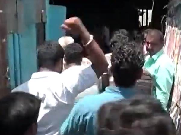 பொதுமக்கள் சூறை